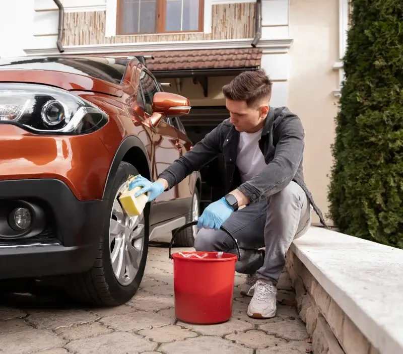 Lavage auto à domicile Péault : professionnel intervenant sur un véhicule